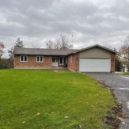 Cozy Bungalow Nestled atop North Shore Hay Bay, Napanee