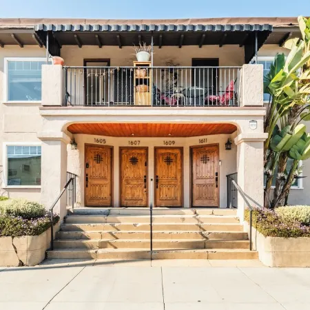 Charming 2-Bedroom apartment / 10-min walk to the Beach / Parking Stall / AC