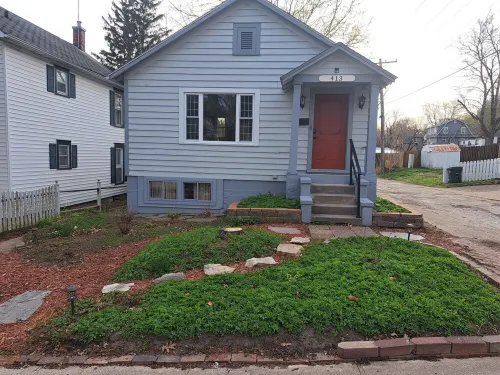 Charming 2-bedroom cottage with WiFi, AC in enjoyable Fort Madison Hotels in Fort Madison