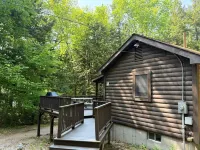 Charming 3-bedroom cabin in Madison, NH with private access to lake.