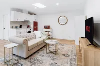 Private Guesthouse in Thousand Oaks close to shops & eats!