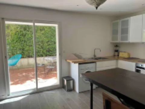 Quiet garden level 5 minutes from the beaches