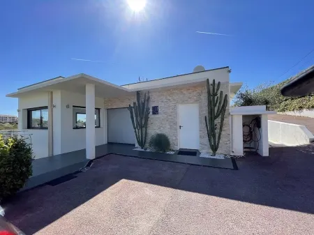 Contemporary villa with sea and mountain views 10 minutes from the beach