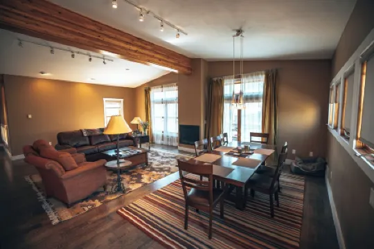 East Jackson Living with Outdoor Space and Easy Access to Cache Creek Trails!