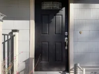 Adorable house walking distance to town-comfy private back patio