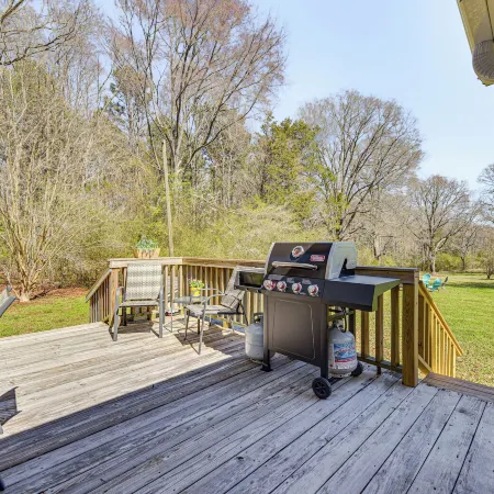 'The Farmhouse' in Fort Lawn w/ Fire Pit & Deck!