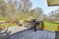 'The Farmhouse' in Fort Lawn w/ Fire Pit & Deck! - Wifi
