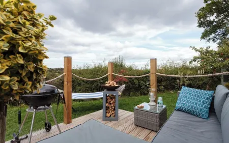 Large New Forest Shepherds Hut and Scandinavian Hot Tub with hydro massager <br><br>