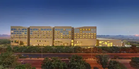 Vivanta New Delhi, Dwarka Отели рядом с достопримечательностью «Храм Йогмайи»