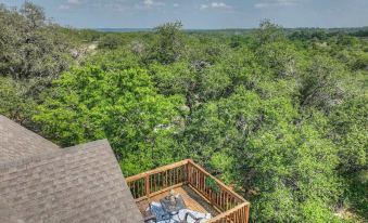 Cactus Flower Treehouse-Pet Friendly-Hill Country Views!