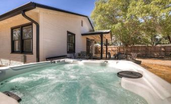 Brand New Private Pool and Hot-Tub Near Main!