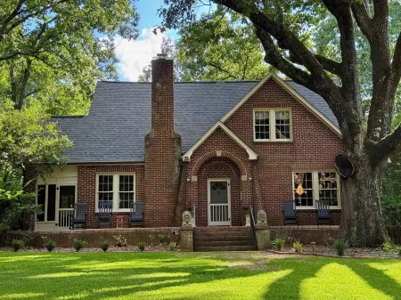 Charming 1930's English cottage with historic ambiance on three private acres Отели рядом с достопримечательностью «Rivergate»