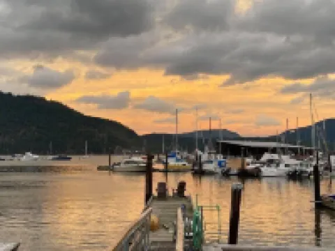 Cowibbean Cottage Uniquely situated over the ocean Hotels in Cowichan Bay