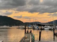 Cowibbean Cottage Uniquely situated over the ocean Cowichan Valley D酒店