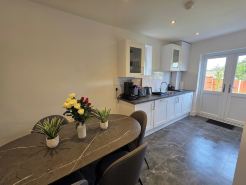 5 Beds 7 Guests Private Garden Free Parking