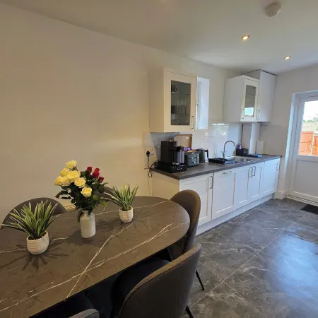 5 Beds 7 Guests Private Garden Free Parking