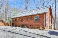 Hot Tub + Fire Pit: Dog-Friendly Cabin in Murphy! - Pet friendly
