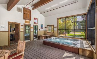 Space for All! Close to Lift 7, Fireplace, Hot Tub Condo
