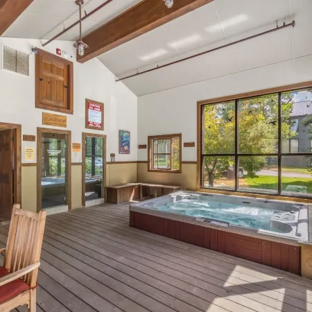 Space for All! Close to Lift 7, Fireplace, Hot Tub Condo