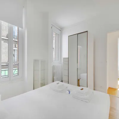 Cozy Apartment 2Bdr/5P - in the Heart of Suresnes Hotels near Philips