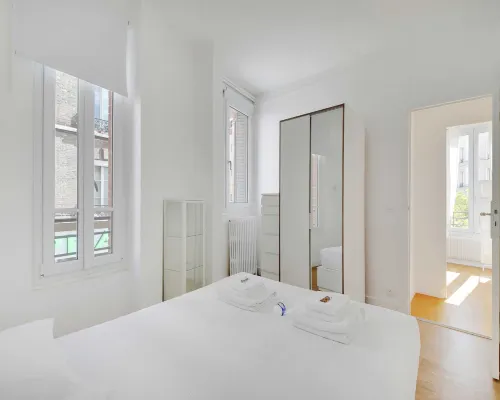 Cozy Apartment 2Bdr/5P - in the Heart of Suresnes Hotels in Suresnes