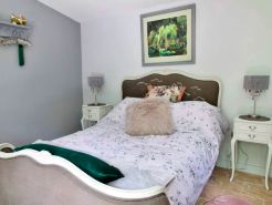 Cabin in New Forest with Private Woodland