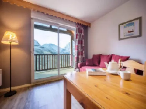 4 Rooms for 10 People