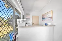 Shell Motel (Pearly Shell Motel)