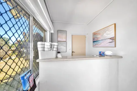 Shell Motel (Pearly Shell Motel)