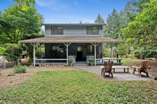 Charming 2-bedroom house on Vashon with a private yard and easy access to town