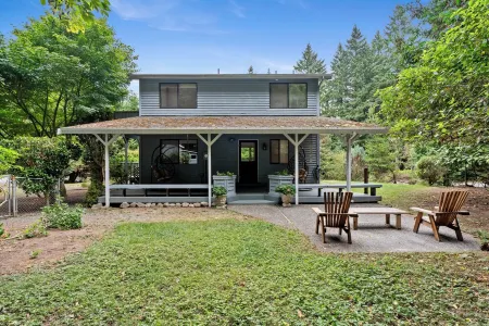 Charming 2-bedroom house on Vashon with a private yard and easy access to town Отели рядом с достопримечательностью «Lavender Hills Farm»