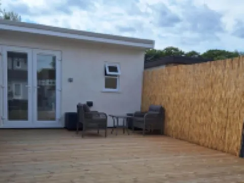 Lodge - Sleeps 2 - Pet Friendly - Parking - Patio Hotels in Sidcup