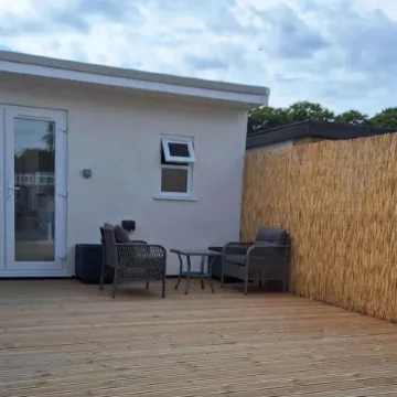 Lodge - Sleeps 2 - Pet Friendly - Parking - Patio