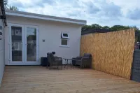 Lodge - Sleeps 2 - Pet Friendly - Parking - Patio