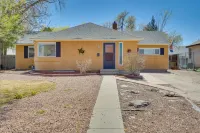 Pueblo House by Riverwalk, 2 Miles to Fairgrounds! - 3-نجوم