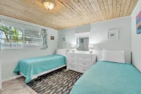 Coquina Cottage 2 Bedroom Cottage by RedAwning - Condos