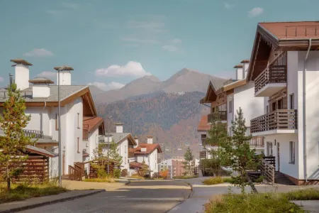 Комплекс «Роза Шале» Отели рядом с достопримечательностью «Музей горных лыж КАНТ»