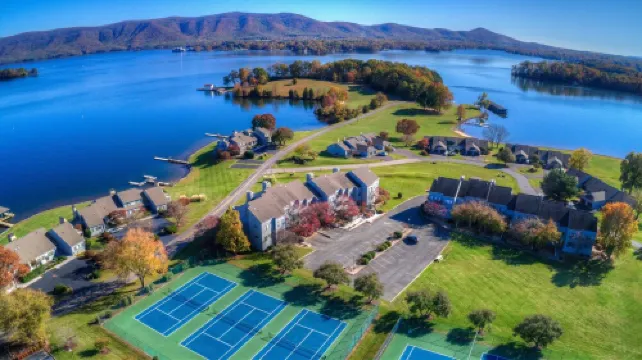 Romantic SML Penthouse, Bernard’s Landing. Smith Mountain Lake 3 Pools