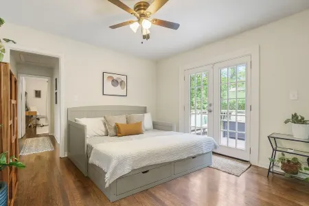 Modern Ranch Retreat Near DT Marietta, Truist, & Kennesaw - 4 Beds & 3 Full Bath Отели в г. Мариетта