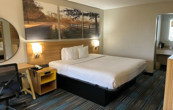 Days Inn & Suites by Wyndham Mobile