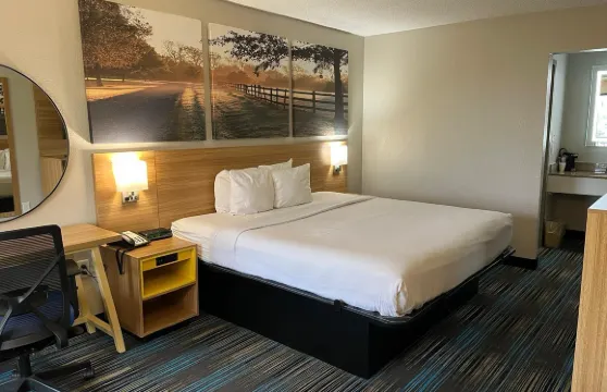 莫比爾温德姆戴斯套房酒店