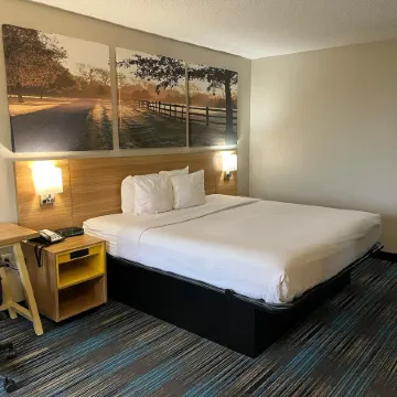 Days Inn & Suites by Wyndham Mobile