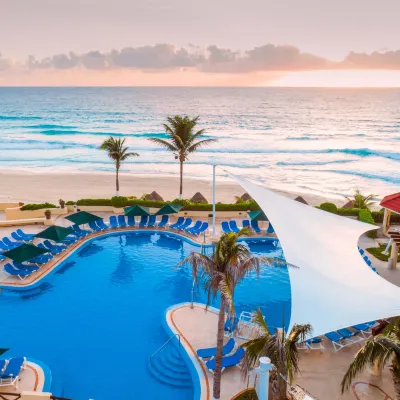GR Solaris Cancun All Inclusive Отели рядом с достопримечательностью «Пляж Делфинес»