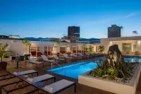 Rok Hotel Kingston, Tapestry Collection by Hilton - Pools