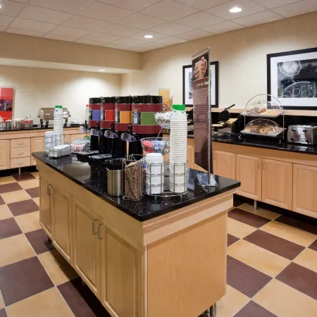 Hampton Inn & Suites Minot Airport