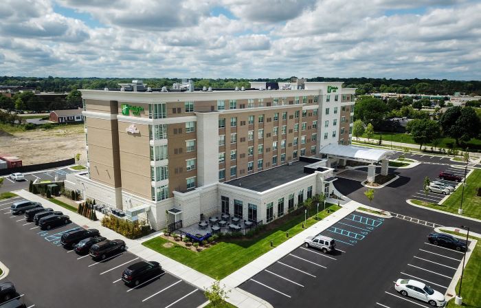 Holiday Inn & Suites FARMINGTON HILLS - DETROIT NW by IHG