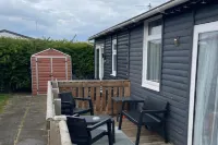 2 Bed Chalet Sleeps 4- Garden Pets Beach - 2 estrellas