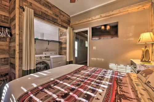 Tenn River Cabin w/ Hot Tub - 10 Mi to Chattanooga - Pet friendly
