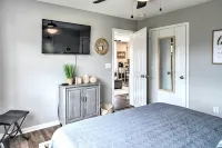 Branson Retreat w/ Balcony & 18-Hole Golf Course! - 주차장