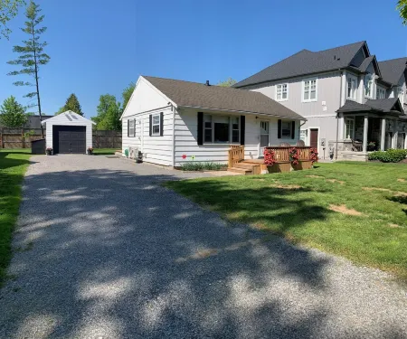 Bissell's Hideaway in the Heart of old town Niagara on the lake Отели рядом с достопримечательностью «Флорал Клок»
